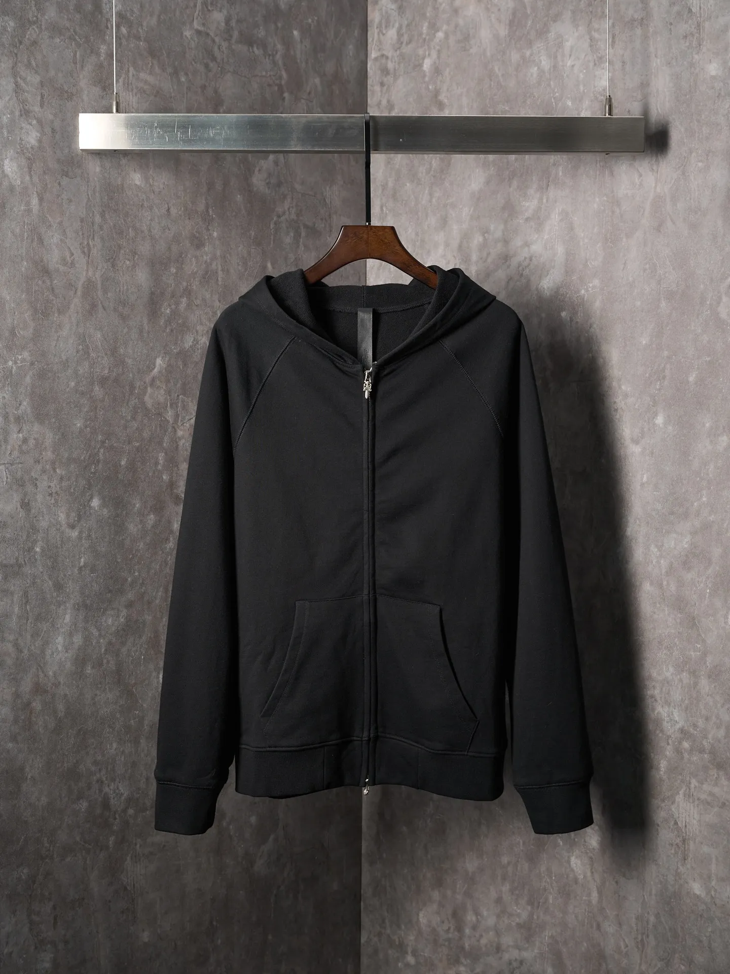 P480 Actual hanging auction】Chrome Hearts/Chrome Hearts ch solid color embroidered letter hooded sweatshirt [Ready stock] S M L genuine 22939 purchased and developed, 420 grams of 100% cotton combed cotton fabric, 440 grams 1*1 matching high-end fashion brand rib, fabric enzyme wash, imported embroidery, customized 1:1 leather strips, customized 1:1 nameplate, customized 1:1 zipper, customized 1:1 trademark, loose version